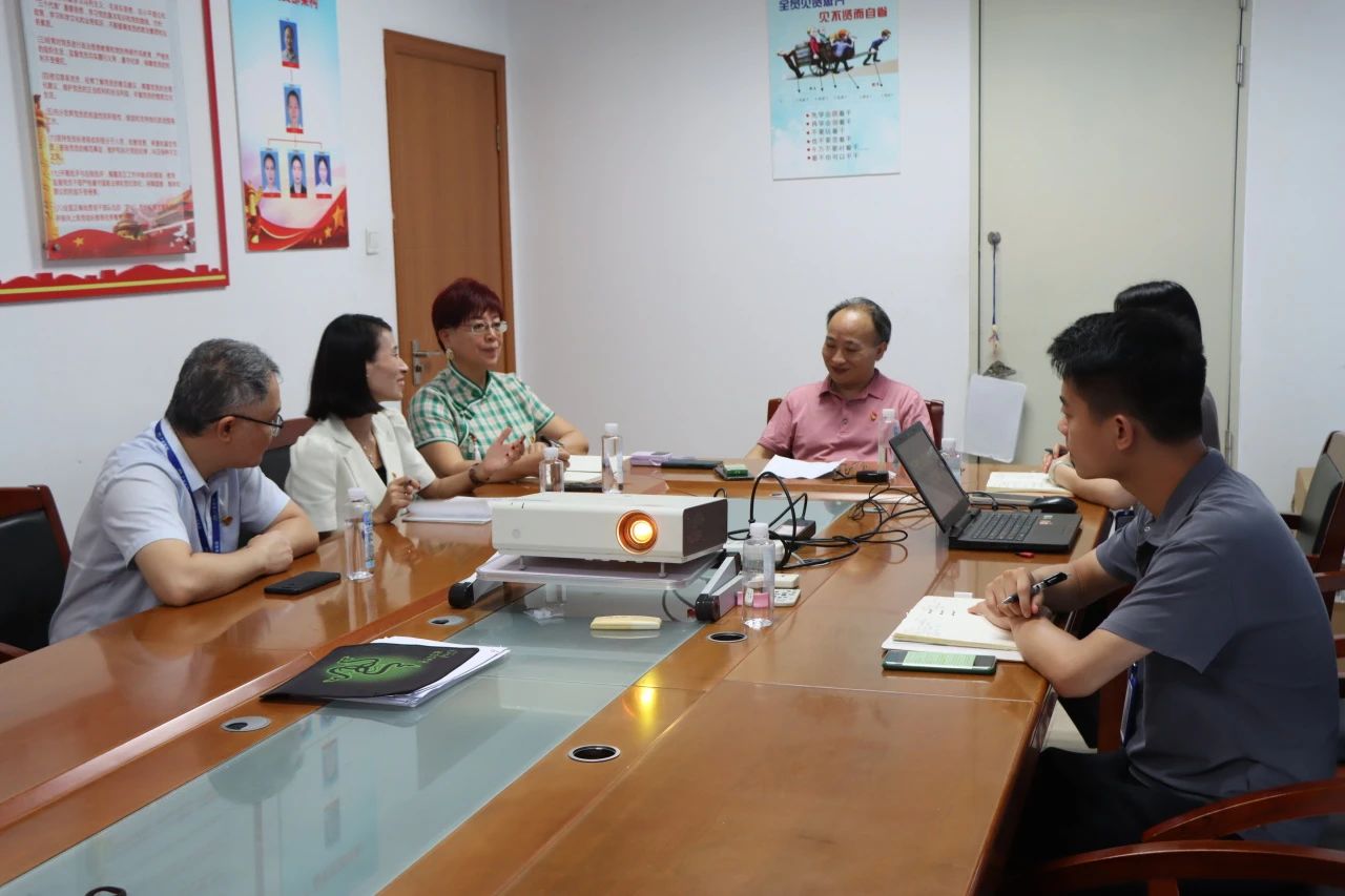 党旗飘扬，共庆绚烂